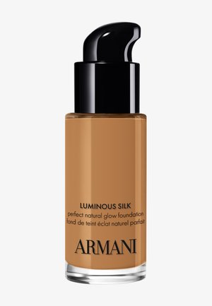 Flesje met vloeibare foundation met zwarte pompdispenser, gelabeld "Luminous Silk perfect natural glow foundation" van Armani.