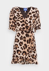 Robe portefeuille en imprimé léopard beige et marron, avec de courtes manches volantes, un décolleté en V et un ourlet froncé. Fabriquée en tissu léger.