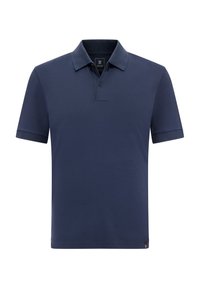 Námořnická modrá polo košile z hladkého materiálu s límečkem, zapínáním na tři knoflíky, krátkými rukávy a malým logem na dolním lemu.