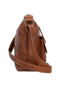 Borsa a spalla in pelle marrone con forma arrotondata, base piatta, tracolla regolabile, tasca laterale e dettagli in metallo argentato.