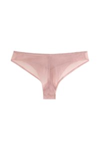 Vaaleanpunainen thong-tyyppinen alushousu, joka on valmistettu läpinäkyvästä kankaasta, jossa on sileä rakenne, ohut vyötärönauha ja herkät pitsireunat.