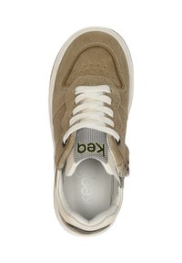 Beige sneaker met een bovenwerk van suède, witte veters, een mesh-tong en logo-accenten. Afgeronde neus en platte rubberen zool. Gelaagd materiaal aan de zijkanten.