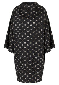 Zwarte jurk met een geometrisch gouden patroon, met een hoge halslijn, brede mouwen en twee voorzakken. Zachte stof met een gladde textuur.