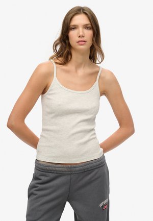 Lichtgrijs geribbeld tanktop met dunne bandjes, een ronde halslijn en een aansluitende pasvorm, gecombineerd met grijze trainingsbroek met een logo.