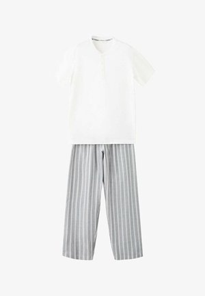 Hvid Henley-t-shirt med korte ærmer kombineret med løstsiddende grå bukser med lodrette hvide striber.