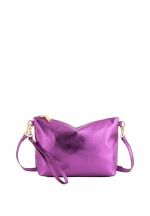 Fioletowa metaliczna skórzana torebka na nadgarstek z złotym zamkiem błyskawicznym i odpinanym paskiem na białym tle.