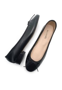 Ballerine nere in pelle con punta rotonda, tacco basso e dettaglio decorativo a fiocco. Texture liscia con una morbida fodera interna.
