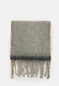 Mäkký vlnený šál s horizontálnymi pruhmi v šedej, čiernej a hnedej farbe a s strapcami na koncoch, starostlivo zložený na bielom pozadí.