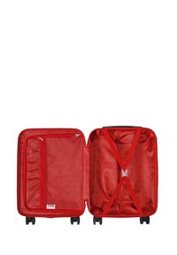 Maleta roja con exterior liso y bolsillo de malla. El interior presenta un forro rojo con patrones negros y correas ajustables para asegurar los objetos.