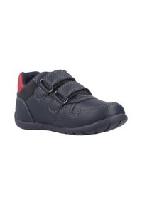 Zapatos para niños de color azul marino hechos de cuero, con dos correas de Velcro, textura suave y un acento rojo en contraste en el talón.