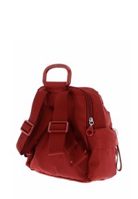 Zaino rosso in nylon con superficie testurizzata, due spallacci regolabili, un compartimento principale con zip e una maniglia superiore per un facile trasporto.