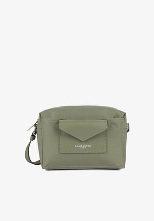 Sac bandoulière rectangulaire vert olive avec poche enveloppe à l'avant, fermeture éclair argentée et sangle réglable, marqué "Lancaster Paris" sur la poche.