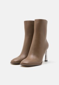 MICHAEL Michael Kors KELSEA BOOTIE - Bottines à talons hauts - driftwood