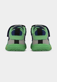 Ζευγάρι παιδικών αθλητικών παπουτσιών σε πράσινο, μπλε και γκρι, φαίνεται από την πίσω πλευρά, με υφασμένα πέλματα και μαύρες θηλιές έλξης στις φτέρνες.