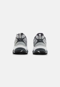 Puma MORPHIC - Cestná bežecká obuv - glacial gray/white/strong gray