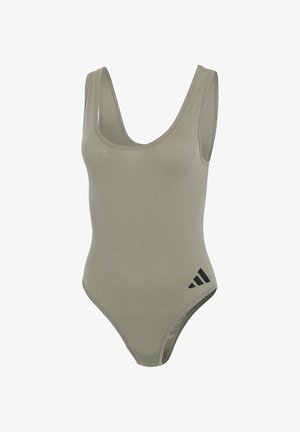 Jednoczęściowy strój kąpielowy w kolorze oliwkowej zieleni z głębokim dekoltem, szerokimi ramiączkami i czarnymi akcentami logo po lewej dolnej stronie. Gładka, elastyczna tkanina.