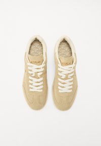 Beige suède sneakers met witte veters, voorzien van een zachte binnenvoering en het "REPLAY" logo op de tong. Ronde neus en textuurdetails.