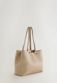 Beige Tragetasche aus strukturiertem Leder mit zwei langen Trageriemen, goldfarbener Hardware und einem geräumigen Innenraum.