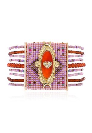 Bracelet de perles avec une pierre centrale orange, des accents dorés et des perles en verre multicolores dans des tons de rose et de marron avec un tissage complexe.