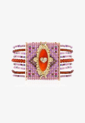 Perlenarmband mit einem zentralen orangen Stein, goldenen Akzenten und mehrfarbigen Glasperlen in Rosa- und Brauntönen mit kunstvollem Geflecht.