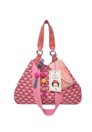 Borsa in tessuto rosa a motivo triangolare con manici in suede rosa, pompon decorativi e un ciondolo. Include un piccolo portacarte attaccato.