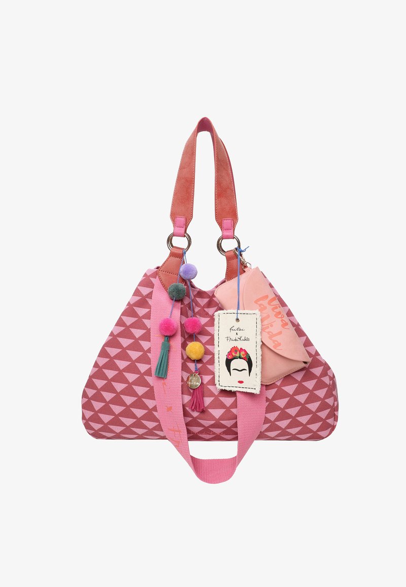 Borsa in tessuto rosa a motivo triangolare con manici in suede rosa, pompon decorativi e un ciondolo. Include un piccolo portacarte attaccato.