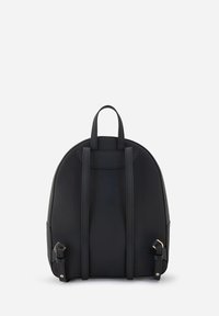 Zaino in pelle nera dalla forma arrotondata, con doppi spallacci, manico superiore e dettagli minimalisti in oro. Texture liscia con cuciture visibili.