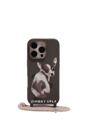 Ciemnobrązowe etui na telefon z namalowaną ilustracją małego psa i beżowym plecionym paskiem, tekst "BIMBA Y LOLA" na dole.