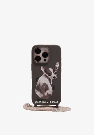 Ciemnobrązowe etui na telefon z namalowaną ilustracją małego psa i beżowym plecionym paskiem, tekst "BIMBA Y LOLA" na dole.