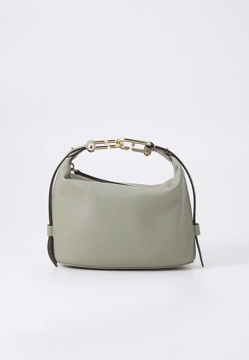 Purtătoare de mână din piele verde, cu o formă rotundă, având un mâner din lanț auriu și accente negre contrastante. Textură netedă, design minimalistic.