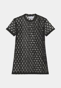 Camiseta negra de manga corta con un intrincado patrón de encaje, textura semitranslúcida, cuello redondo y costuras terminadas. Tejido ligero y transpirable.