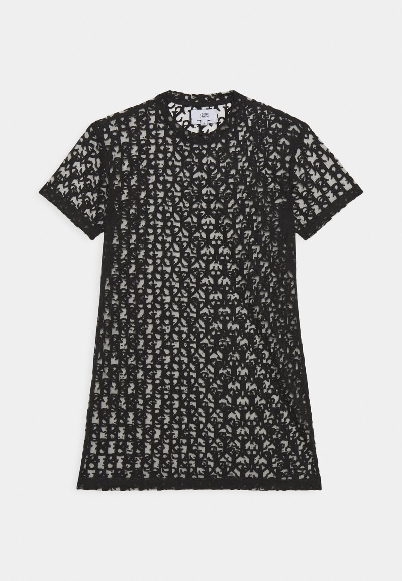 Camiseta negra de manga corta con un intrincado patrón de encaje, textura semitranslúcida, cuello redondo y costuras terminadas. Tejido ligero y transpirable.