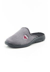Pantofole in corduroy grigio con schienale basso, punta arrotondata, suola in gomma nera e un piccolo emblema rosso e bianco sul lato.