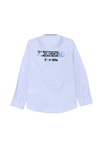 Camicia a maniche lunghe di colore blu chiaro con una texture a righe, caratterizzata da un logo ricamato "ICEBERG" in nero e blu sulla schiena, con bottoni ai polsini.