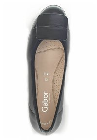 Zwarte leren balletschoenen met een ronde neus, platte hak en een grote, platte strikaccent. Het interieur heeft een geperforeerde inlegzool en branding.