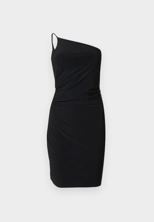 Robe noire moulante sans manches à une épaule avec de légers fronces sur un fond neutre.