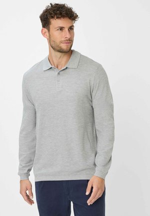 Hellgraues langärmliges Polohemd mit klassischem Kragen, Knopfleiste und gerippten Bündchen, kombiniert mit dunkelblauen Hosen. Glatte, weiche Textur.