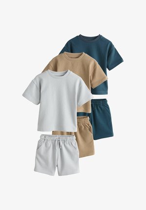 Kolme sarjaa yksivärisiä lyhythihaisia paitoja ja joustovyötäröllisiä shortseja väreissä valkoinen, beige ja tumma teal, aseteltuna pystysuoraan.