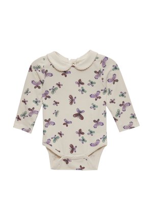 Crème-kleurig rompertje met lange mouwen en een kraagje, versierd met een vlinderprint in paars en groen, met drukknoopsluitingen aan de onderkant.