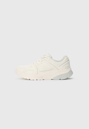 Hvid atletisk sneaker med mesh og syntetisk overdel, snørebånd, polstret sål og grå tekstureret ydersål på ensfarvet baggrund.