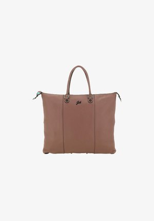 Borsa tote in pelle marrone con due manici superiori, chiusura con zip e logo embossato. Presenta una texture sottile e dettagli in metallo.