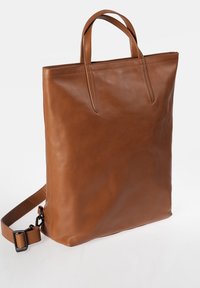 Bruine leren totebag met een gladde textuur, rechtopstaand rechthoekig formaat, korte handvatten en een afneembare schouderriem.