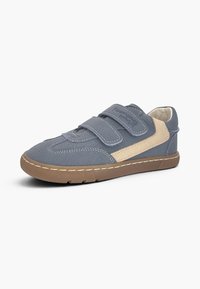 Baskets grises et beiges pour enfant avec deux bandes Velcro et une semelle en caoutchouc marron sur fond blanc.