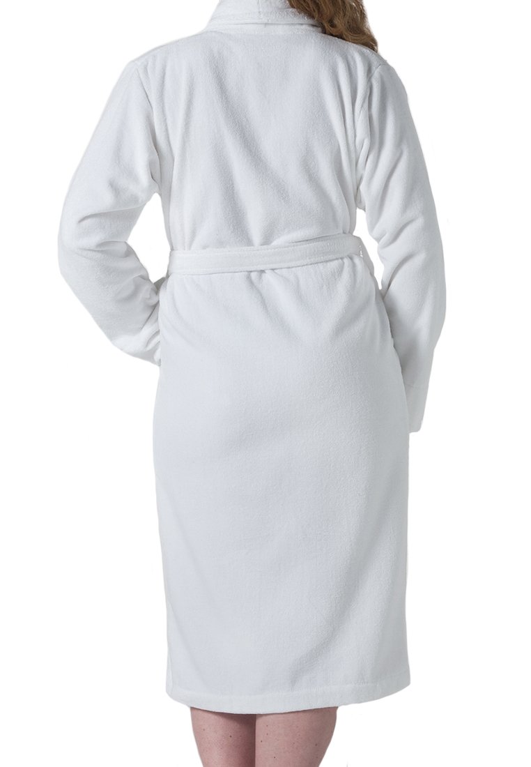 Persona che indossa un accappatoio bianco di lunghezza media legato in vita, vista di schiena su uno sfondo bianco.