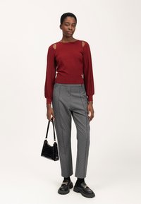INFLUENCER CUT-OUTS SHOULDER - Maglione - cognac