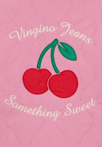 Ružičasta kviltana tkanina s bijelim šavovima sadrži crveni uzorak trešnje i zelene listove. Tekst glasi "Vingino Jeans Something Sweet" u bijeloj boji.