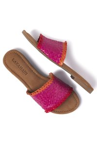 Geweven roze en oranje schuiflopen met een platte zool en een tan voetbed. Kenmerkt zich door een gestructureerd oppervlak en contrasterende afwerking langs de randen.