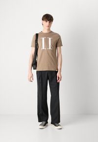 Les Deux ENCORE T-SHIRT - T-shirt print - walnut/white