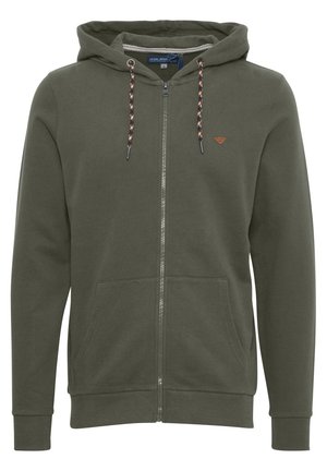 Olijfgroene hoodie met rits, gemaakt van zachte stof, met een capuchon met trekkoord, twee voorkanten zakken en een klein logo als patch op de borst.