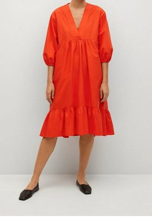 Robe rouge mi-longue avec un profond décolleté en V, des manches ballon 3/4 et un ourlet volanté. Fabriquée en tissu lisse à finition mate.